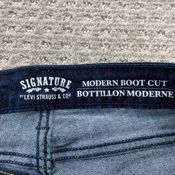 Signature by Levi's Strauss Women's Modern Boot Cut Jeans Size 16M W33/32 Denim - Picture 3 of 13